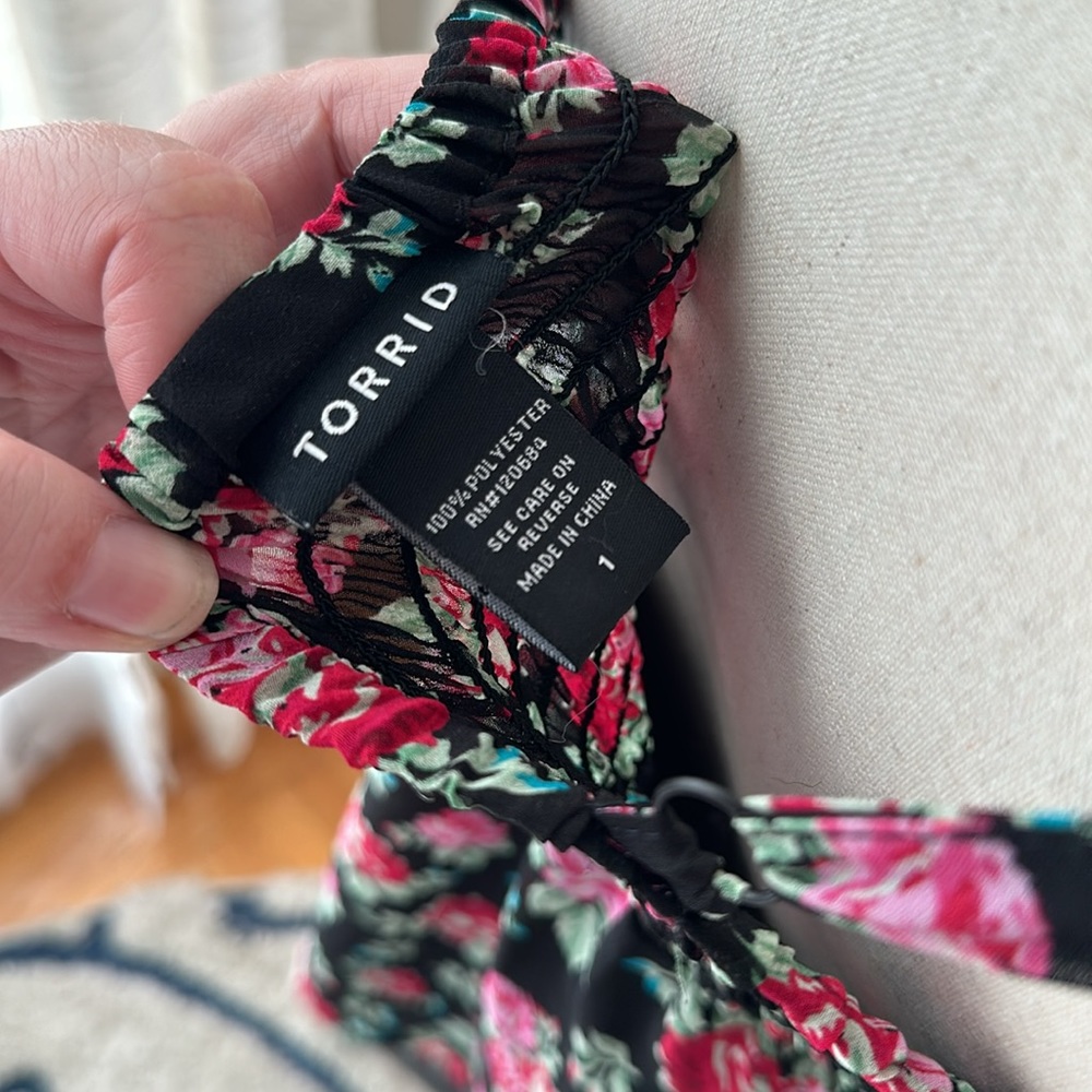 Torrid ruched front stretch empire waist tank black with floral size 1 - Picture 4 of 4